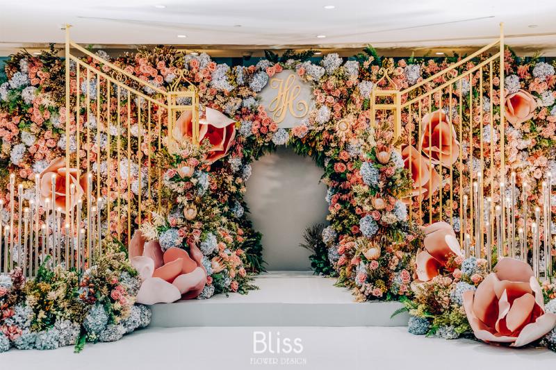Backdrop đám cưới hiện đại tối giản với khung kim loại và hoa lan trắng