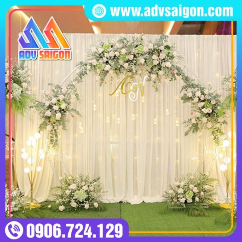 Backdrop đám cưới với vải voan mềm mại, lãng mạn cùng hoa tươi và đèn led