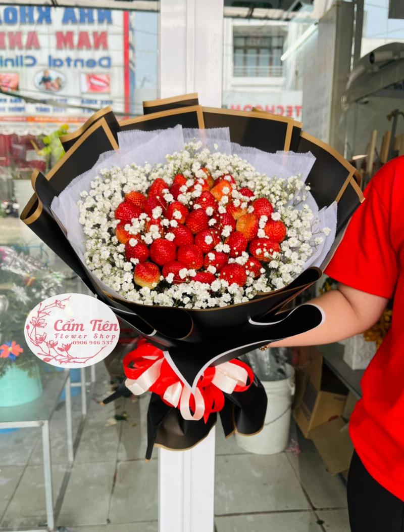 Bó hoa dâu tây kết hợp hoa baby và giấy gói Hàn Quốc