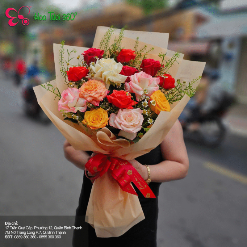 Một chùm hoa cẩm tú cầu màu xanh dương pha tím nhạt và hồng nhạt, đang nở rộ trong chậu, thể hiện sự biết ơn và thấu hiểu, phù hợp tặng mẹ dịp 8/3