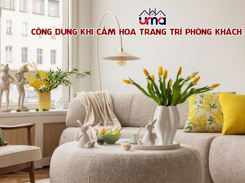 Một bình hoa gồm những bông cẩm tú cầu màu xanh, hồng, trắng được cắm đơn giản nhưng thanh lịch trên bàn ăn, thể hiện tính ứng dụng trong cắm hoa.