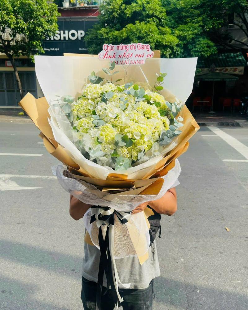 Giỏ hoa cẩm tú cầu xanh lá tươi tắn