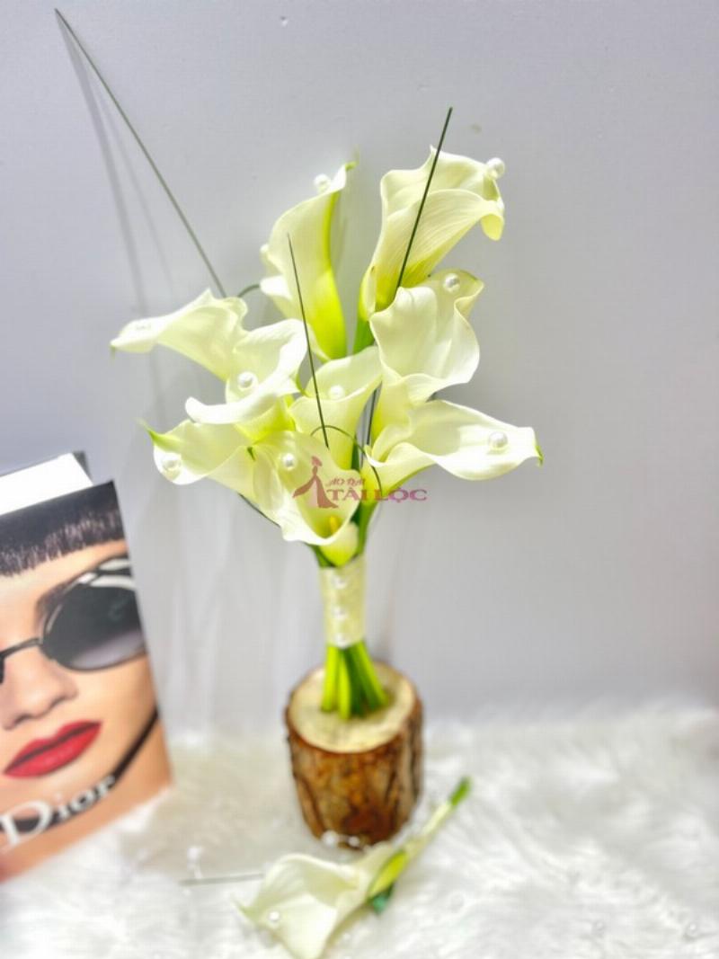 Một florist chuyên nghiệp đang chuẩn bị bó hoa cầm tay cô dâu