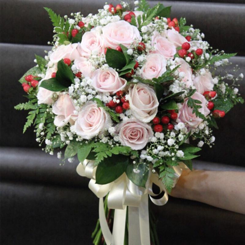 Một bó hoa hỗn hợp sang trọng từ Lela Flower với hoa lyly hồng, cẩm tú cầu tím nhạt, hoa hồng kem và các loại lá xanh đi kèm, được bó trong giấy gói cao cấp, trông thật tinh tế và đài các, là gợi ý tuyệt vời cho món quà tặng mẹ 8/3