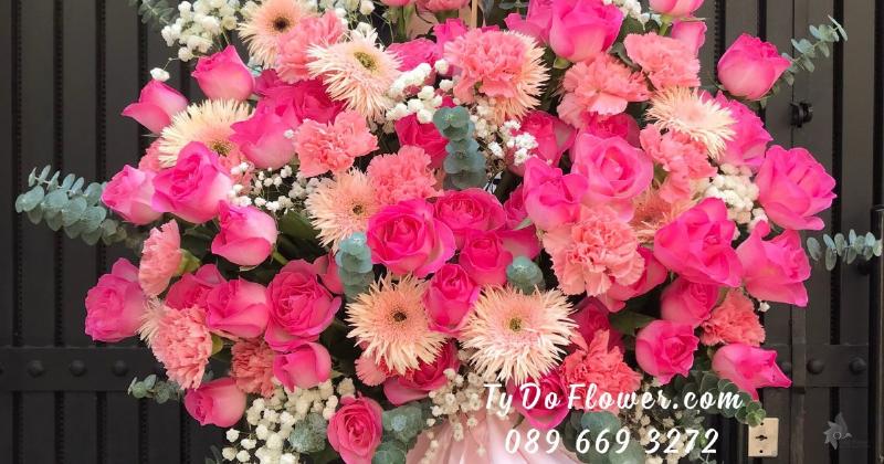 Bo hoa cuoi cam hoa hong Ohara mau hong phan ket hop hoa khac tai Lela Flower