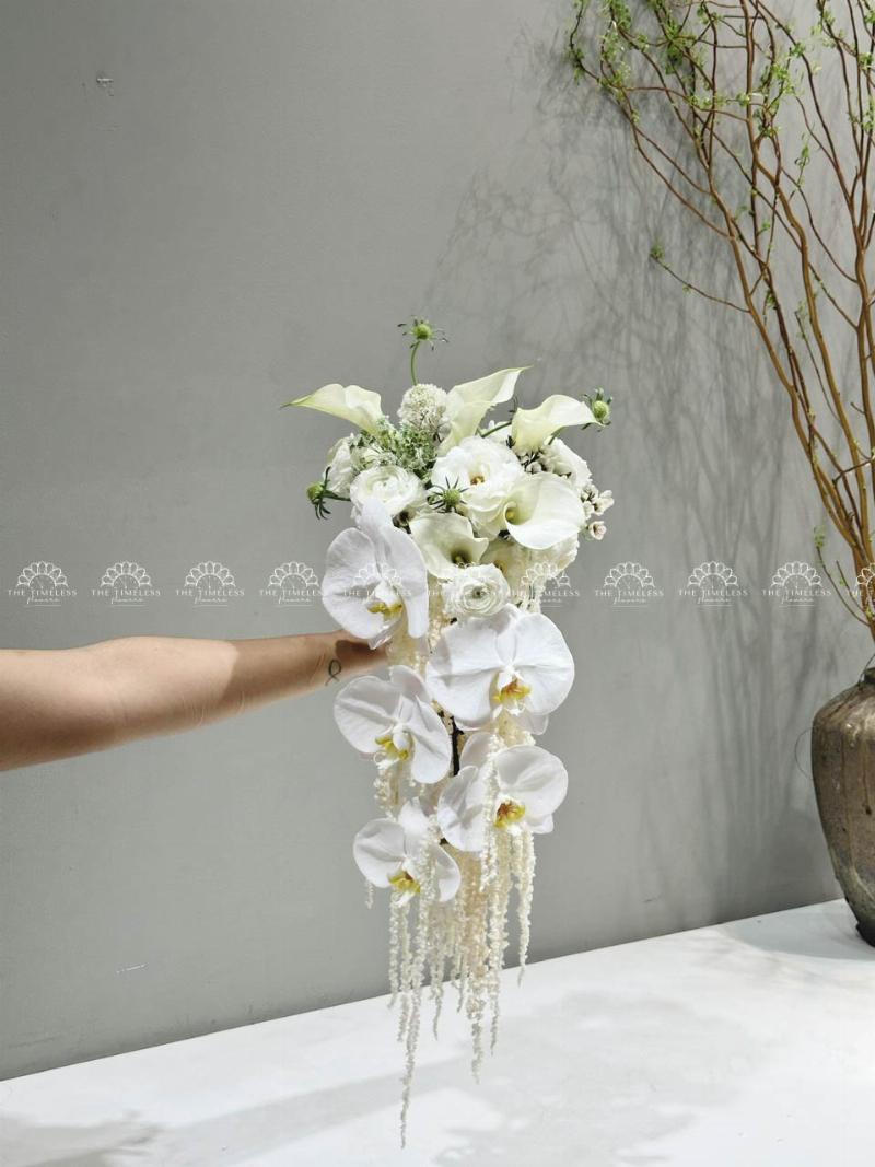 Hoa ly trắng và lan hồ điệp