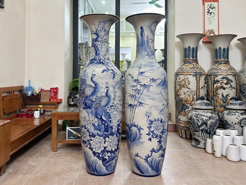 Hoa mẫu đơn rực rỡ trong bình trang trí phòng khách, biểu tượng phong thủy hút tài lộc và tình duyên viên mãn