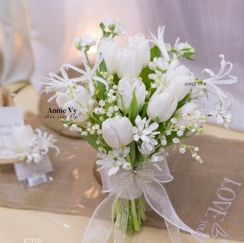 Bó hoa cưới cô dâu kết hợp hoa peony màu hồng và trắng