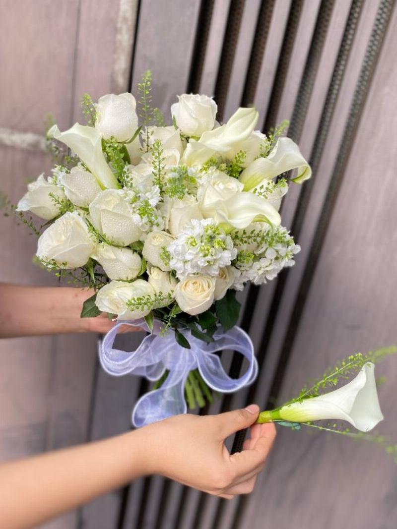 Hoa phi yen y nghia trong hoa cam tay co dau ngay cuoi