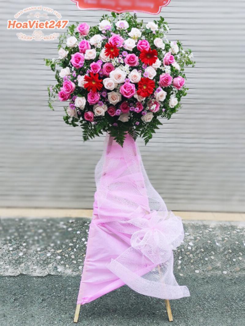 Kệ hoa chúc mừng khai trương rực rỡ sắc màu đặt trước cửa hàng mới, biểu tượng may mắn