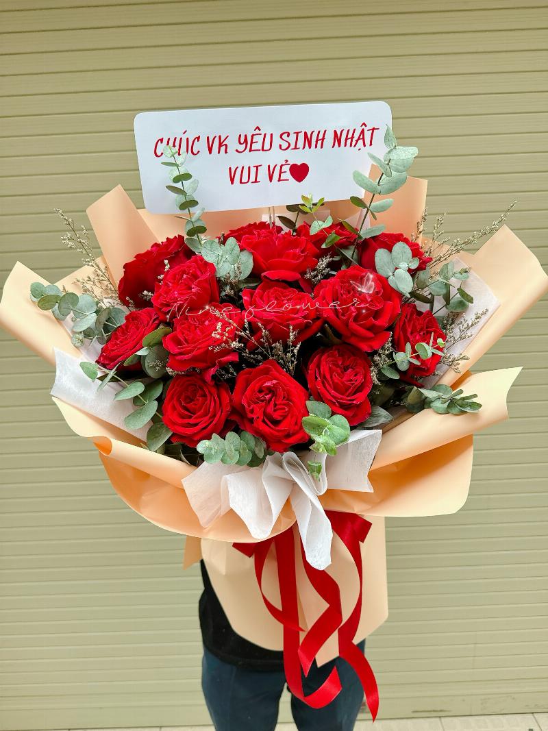 Sen đá đỏ: Biểu tượng của tình yêu và đam mê