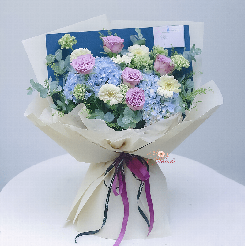 Hình ảnh bó hoa cẩm tú cầu kết hợp với các loại hoa khác, thể hiện sự sang trọng và ý nghĩa trong các dịp đặc biệt.