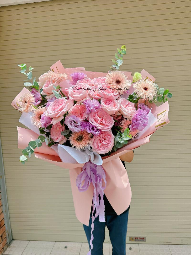 Hoa hồng tím rực rỡ biểu tượng cho ý nghĩa của hoa hồng tím trong tình yêu và sự bí ẩn