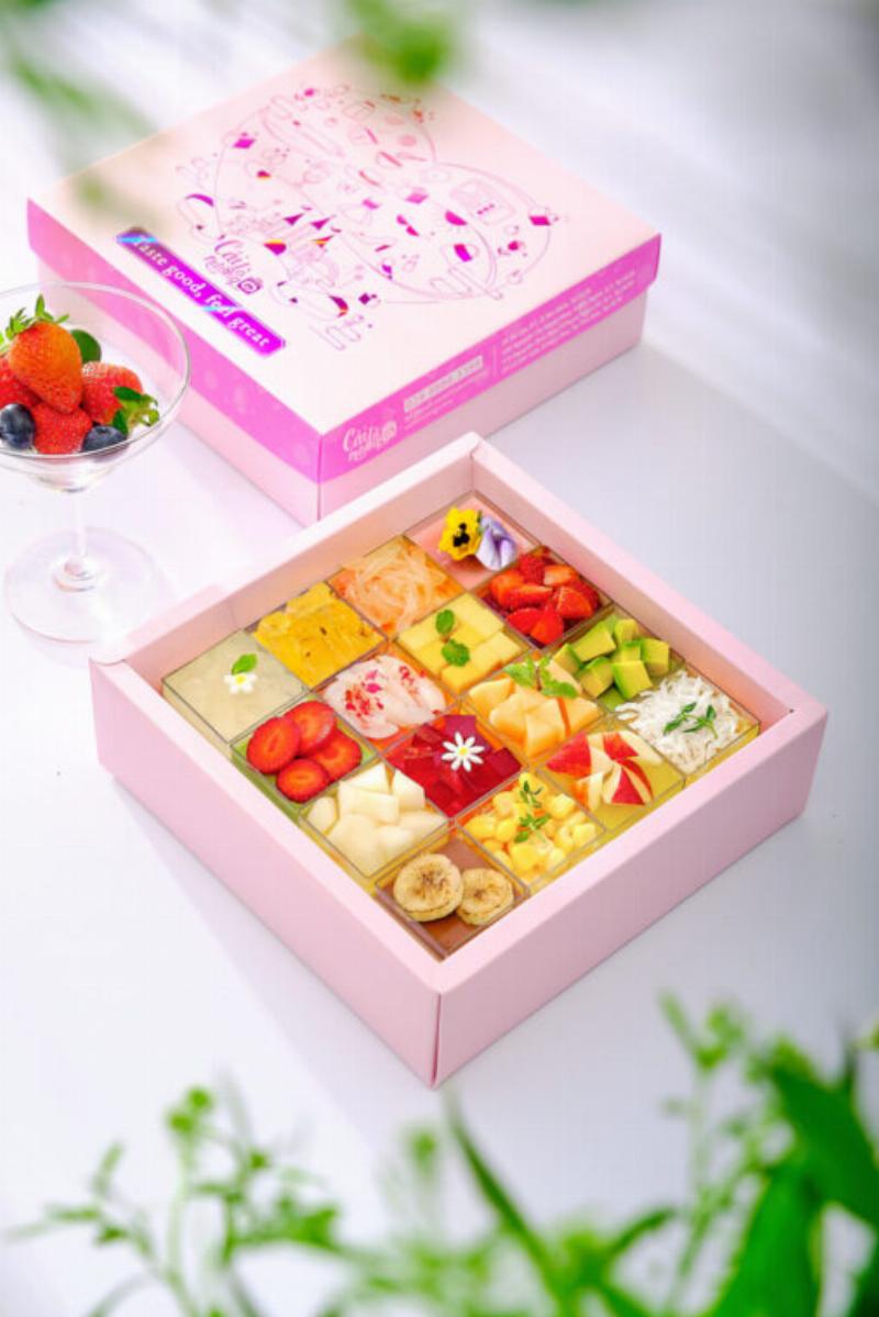 Bánh hoa tulip phối hợp hài hòa với hoa tulip tươi 