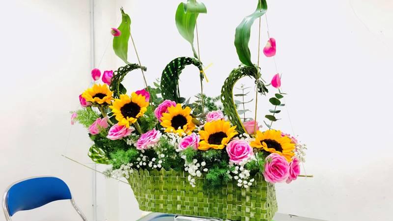 Ý tưởng biến tấu lọ hoa để bàn đơn giản với phụ kiện nhỏ như ruy băng, sỏi hoặc lá độc đáo