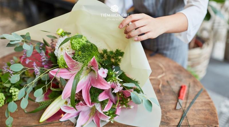 Bó hoa dài hiện đại tặng sinh nhật với hoa ly và hoa hồng, gói giấy kraft