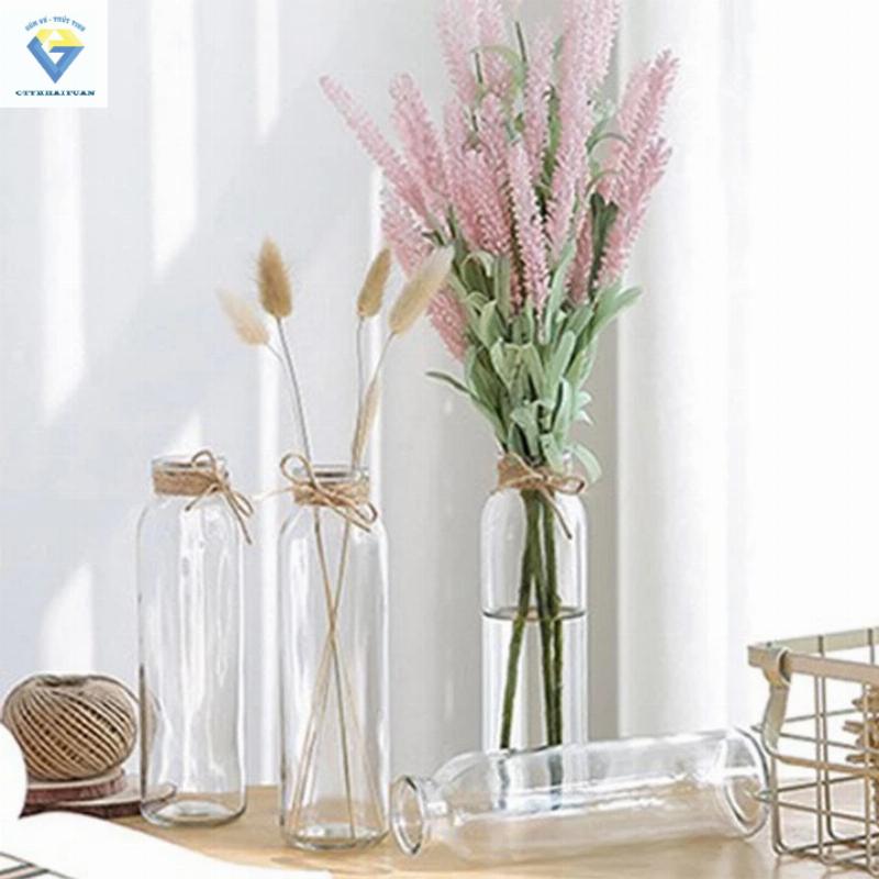 Các loại lọ cắm hoa đơn giản như lọ thủy tinh trong suốt hoặc lọ gốm sứ màu sắc trang nhã là lựa chọn tốt nhất