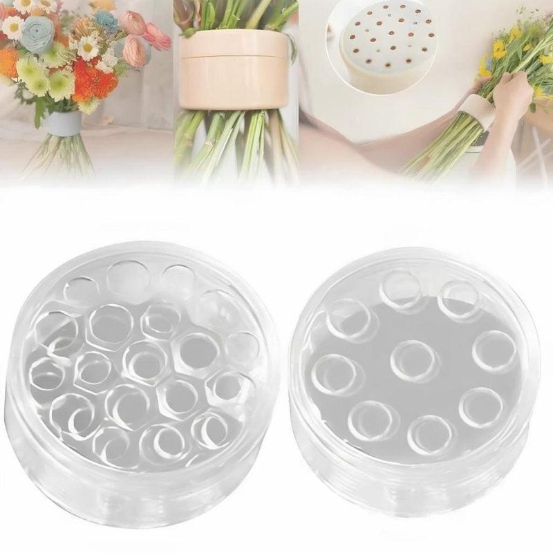 Dụng cụ cần thiết để cắm hoa để bàn đơn giản bao gồm kéo cắt cành, lọ hoa và hoa tươi