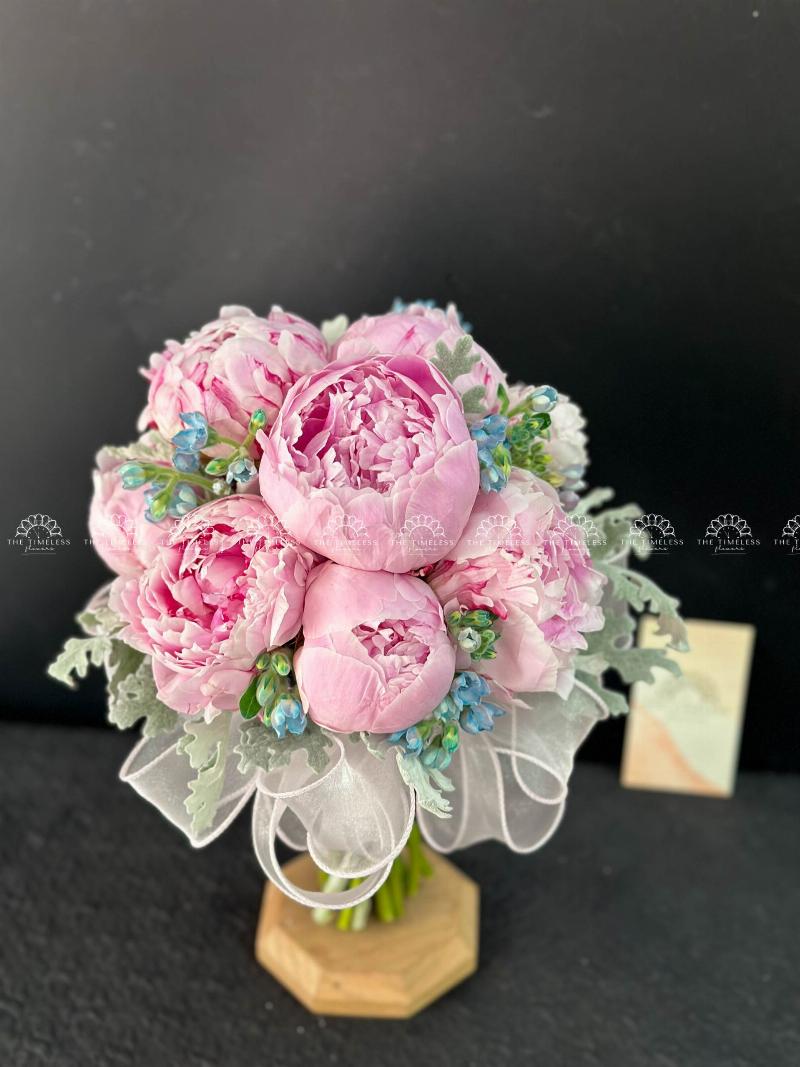 Cận cảnh đóa hoa hồng đỏ nhung nở rộ, thể hiện sự hoàn hảo và sang trọng của loài hoa kinh điển dùng để tặng hoa đẹp tặng người yêu.