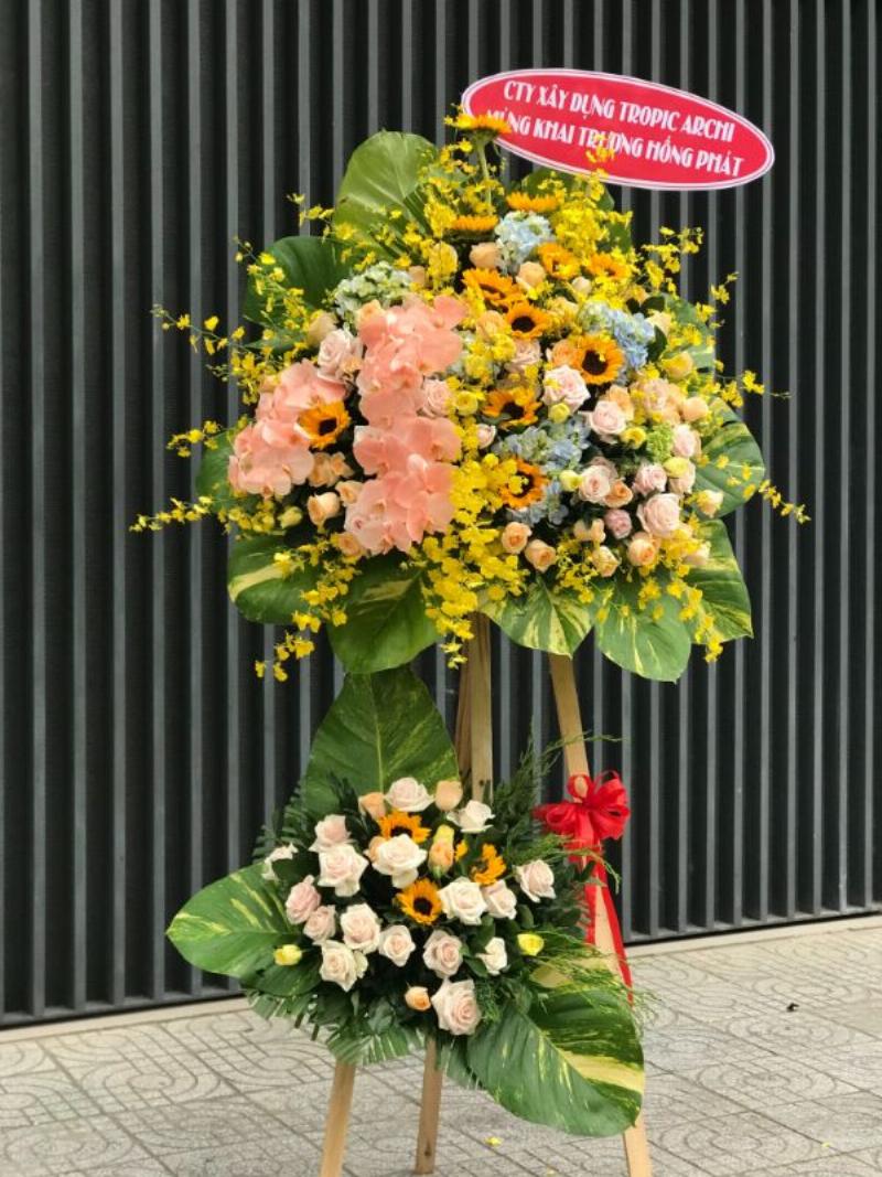 Một kệ hoa chúc mừng khai trương hoành tráng, được giao đến địa điểm kinh doanh ở Gò Vấp.