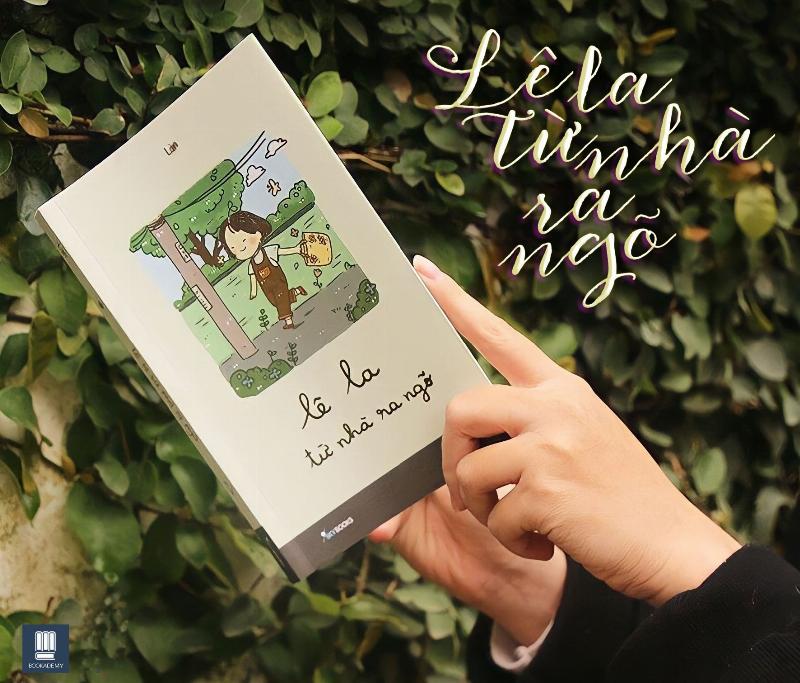 Một người khách hàng đang mỉm cười khi nhận bó hoa từ nhân viên Lela Flower tại cửa hàng, thể hiện trải nghiệm mua hàng tích cực.
