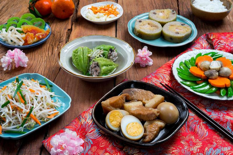 Một lọ hoa để bàn đơn giản đặt trên bàn ăn, tạo không khí ấm cúng và đẹp mắt cho bữa cơm