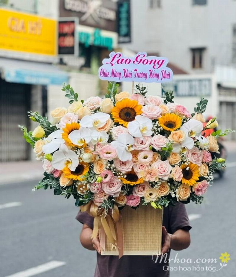 Mẫu hoa tặng sinh nhật phổ biến nhất với hoa hồng đỏ rực rỡ