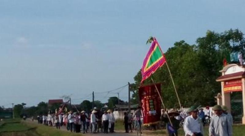 Chân dung Nghệ nhân cắm hoa Trần Thị Mai đang hướng dẫn cách cắm hoa hồng màu kem, thể hiện kinh nghiệm và sự chuyên nghiệp.
