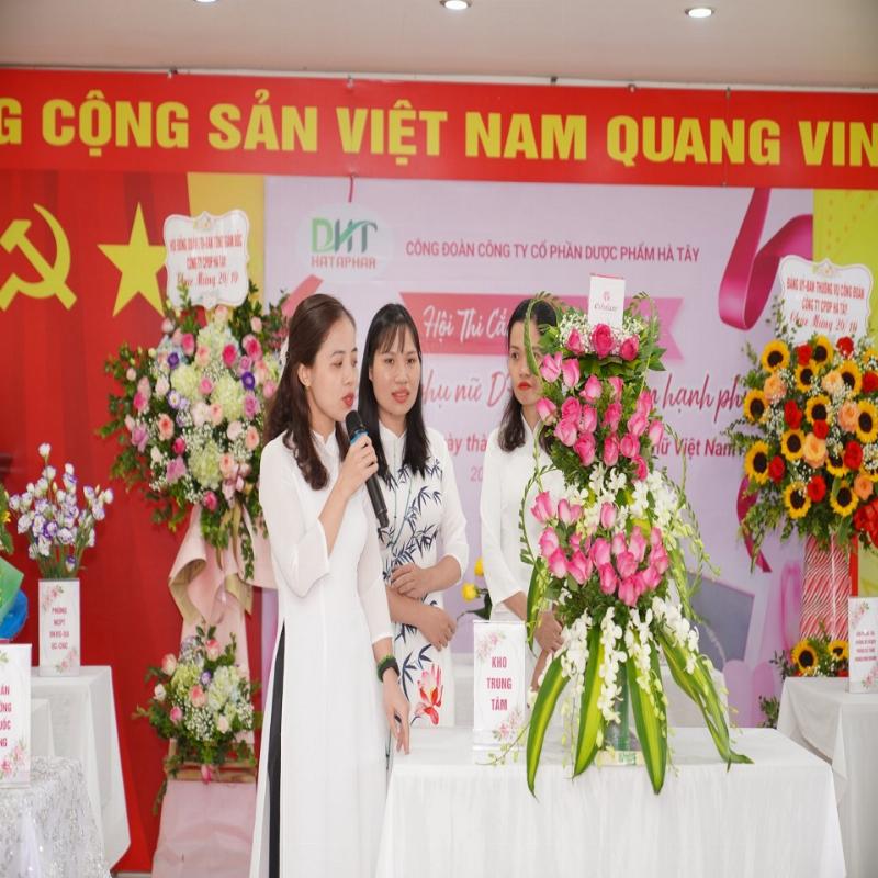 Một kệ hoa khai trương hồng phát được chuẩn bị cẩn thận bởi Lela Flower sẵn sàng giao