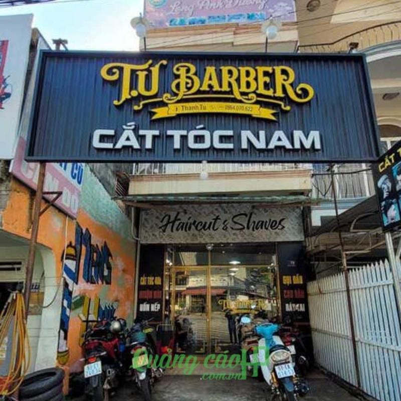 Mặt tiền của một cửa hàng hoa sạch sẽ, đẹp mắt, có biển hiệu rõ ràng, thể hiện sự chuyên nghiệp và uy tín của shop.