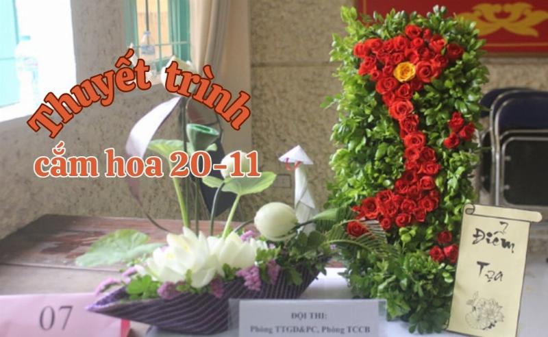Hình ảnh một người đang cắm xen kẽ hoa thạch thảo tím và trắng vào một chiếc bình thủy tinh
