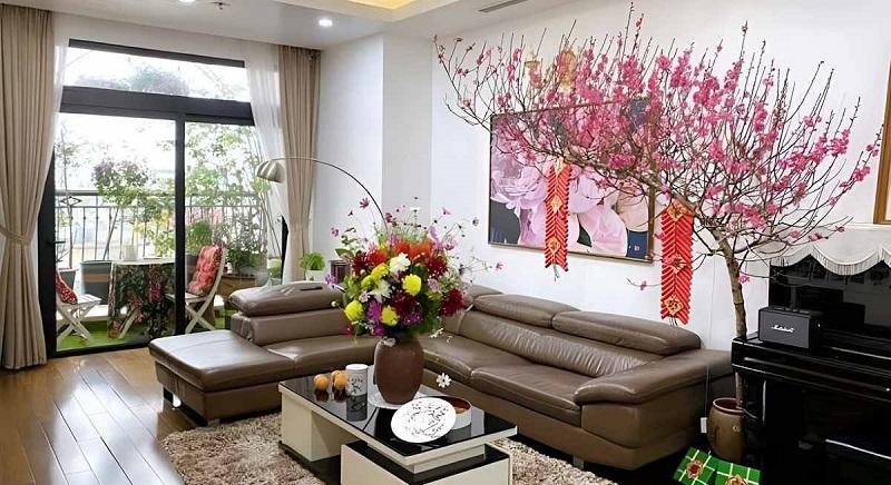 Một bình hoa mai vàng rực rỡ trang trí ngày Tết, biểu tượng của sự may mắn và thịnh vượng