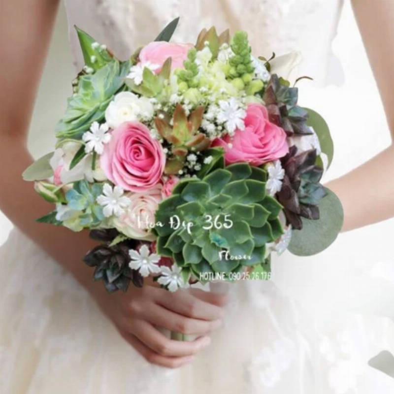 Một bó hoa hồng đỏ tươi rực rỡ đặt trên bàn, biểu tượng cổ điển của ý nghĩa các màu hoa hồng về tình yêu nồng cháy và đam mê.