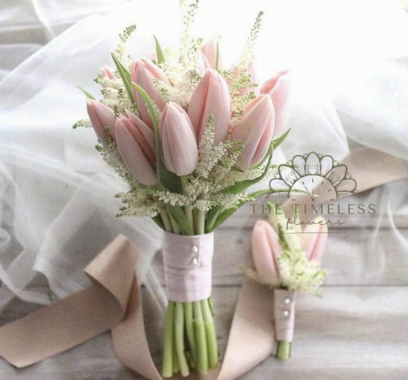 Một đóa hoa hồng màu kem nở rộ, thể hiện ý nghĩa các màu hoa hồng về sự tinh tế, chu đáo và vẻ đẹp dịu dàng.