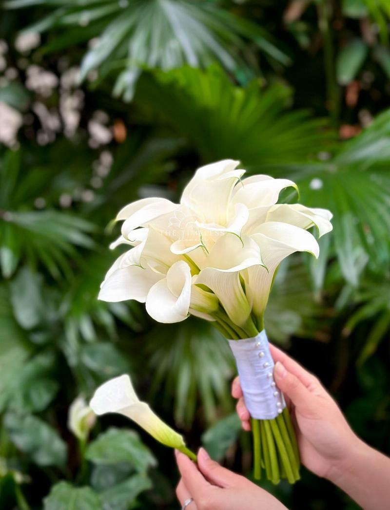 Hình ảnh bó hoa ly trắng tượng trưng cho sự thuần khiết và vẻ đẹp thanh tao, là biểu tượng ý nghĩa của hoa ly trắng