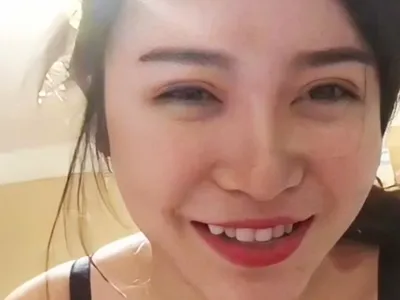 Dì cháu lâu lâu mới gặp nhau đi ăn mà cháu bắt liếm cây hàng ăn chuối
