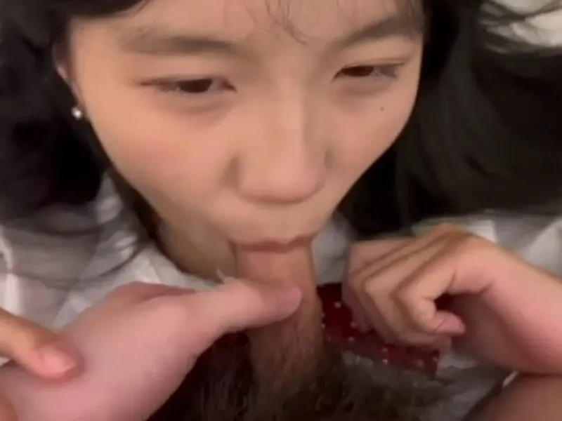 Em loli dễ thương mút của quý biến em thành con em đào nứng lồn p2