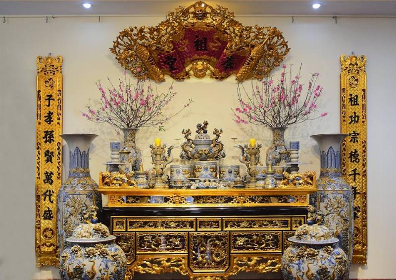 Một bình hoa cúc vàng được cắm trang trọng trên bàn thờ gia tiên