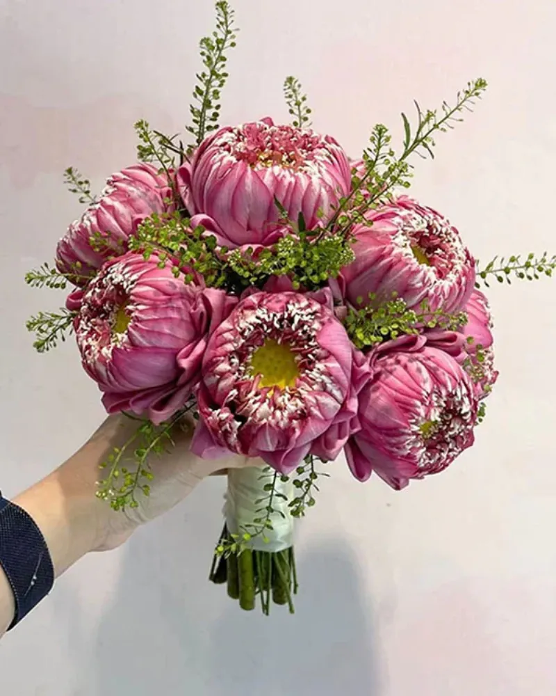 Hoa sen cưới cầm tay cô dâu