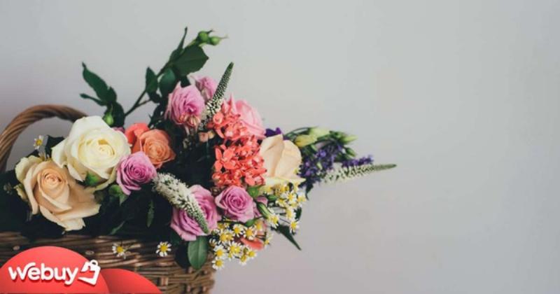 Một người phụ nữ đang nhận một bó hoa tươi được giao đến tận cửa nhà, bên cạnh là một chiếc hộp có logo Dalat Hasfarm, thể hiện sự tiện lợi của việc đặt hoa online và giao hàng tận nơi