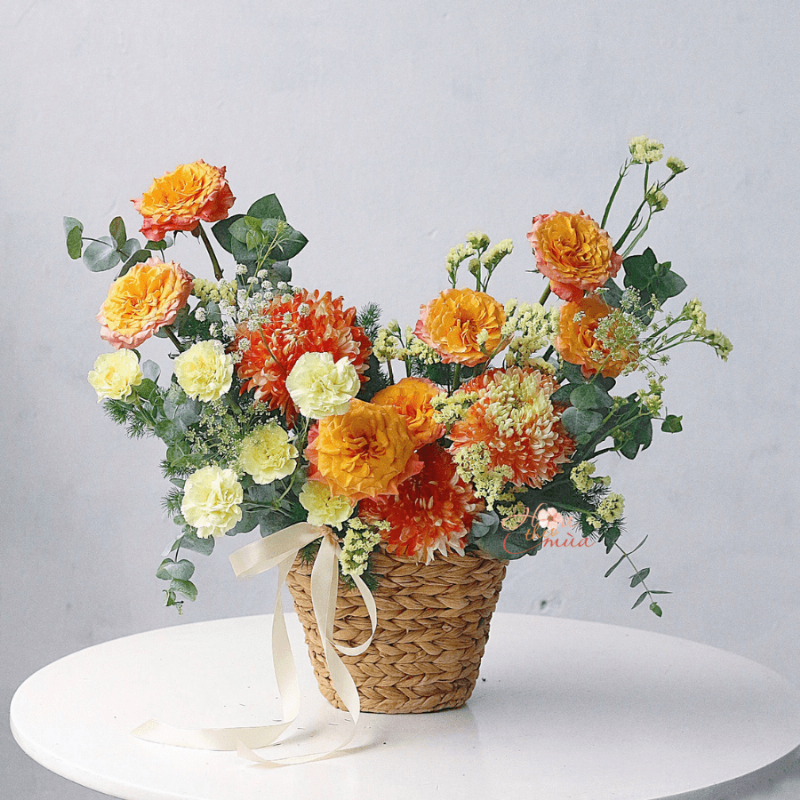 Bình hoa cúc vàng được cắm nghệ thuật, mang lại vẻ đẹp và năng lượng ấm cúng cho ngôi nhà