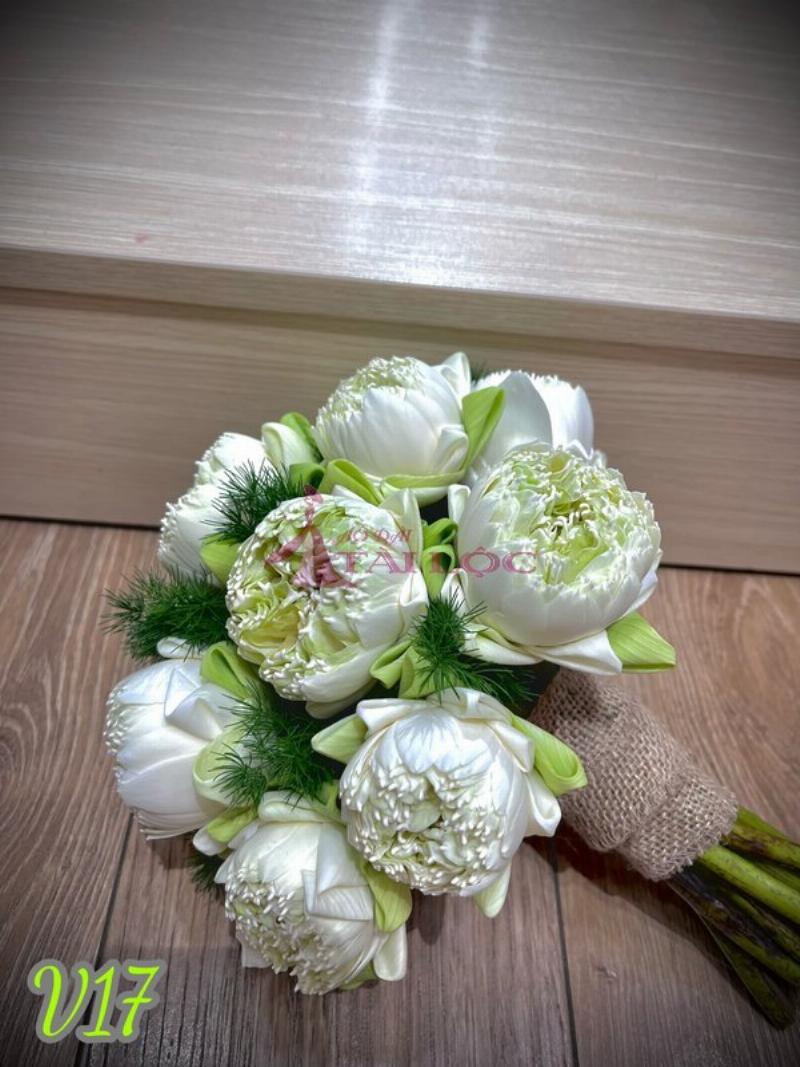 Hình ảnh hoa hồng trắng tinh khôi, biểu tượng của tình yêu và sự thuần khiết trong các loài hoa màu trắng